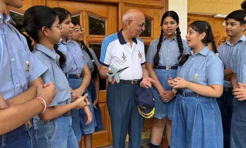 Panchkula के स्कूली छात्रों की 1971 के युद्ध के दिग्गज से मुलाकात Panchkula के स्कूली छात्रों की 1971 के युद्ध के दिग्गज से मुलाकात