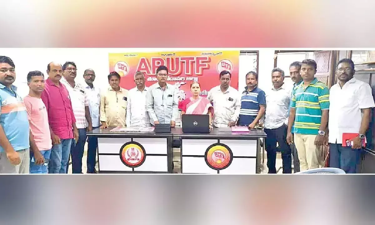Andhra: शिक्षकों की सहायता के लिए हेल्प डेस्क खोला गया Andhra: शिक्षकों की सहायता के लिए हेल्प डेस्क खोला गया