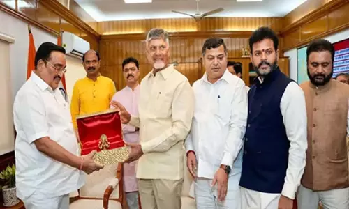 Chandrababu ने केंद्रीय मंत्री जितेंद्र सिंह और सीआर पाटिल से मुलाकात की Chandrababu ने केंद्रीय मंत्री जितेंद्र सिंह और सीआर पाटिल से मुलाकात की