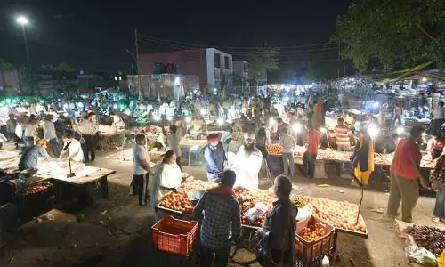 Chandigarh के सेक्टर 26 मंडी में अनाधिकृत विक्रेता आराम से बैठे