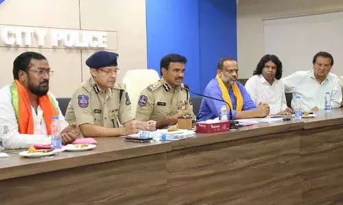 कमिश्नर CV Anand ने बकरीद से पहले शांतिपूर्ण माहौल बनाने के लिए गौ सेवा संघों के साथ बैठक की कमिश्नर CV Anand ने बकरीद से पहले शांतिपूर्ण माहौल बनाने के लिए गौ सेवा संघों के साथ बैठक की
