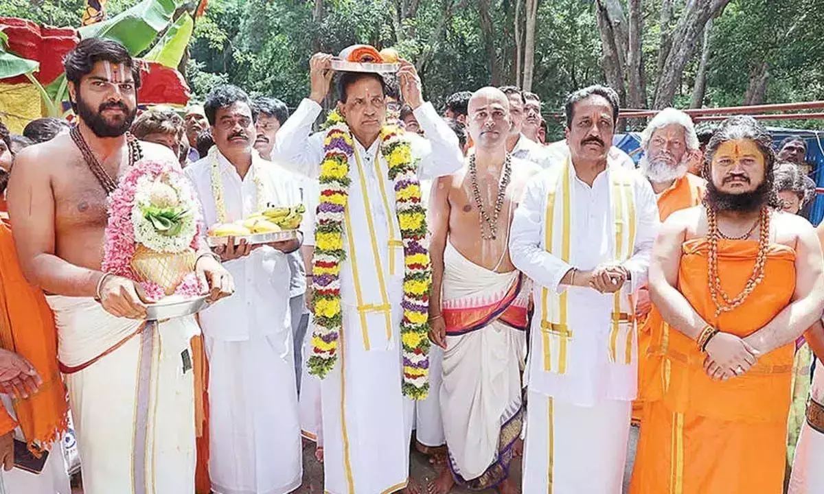 Andhra: टीटीडी प्रमुख ने जपाली अंजनेय स्वामी को रेशम के वस्त्र प्रदान किए