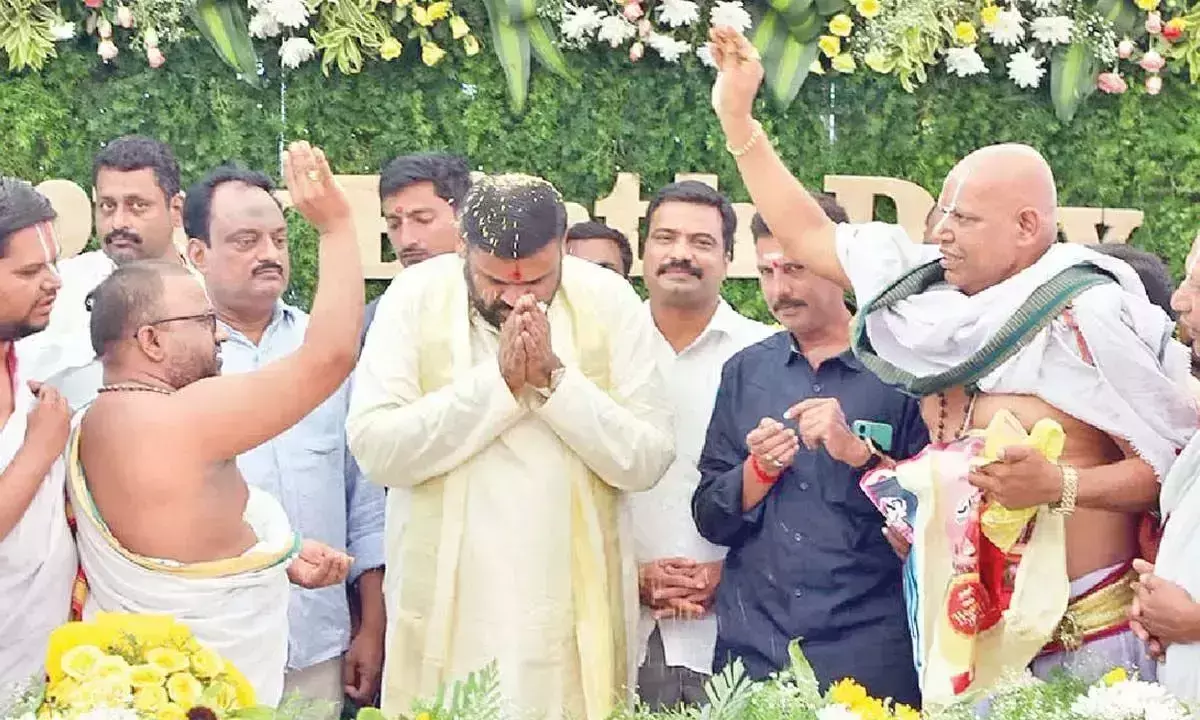 Andhra: श्रीकालहस्ती विधायक ने अपने जन्मदिन पर सेवा गतिविधियां आयोजित कीं Andhra: श्रीकालहस्ती विधायक ने अपने जन्मदिन पर सेवा गतिविधियां आयोजित कीं