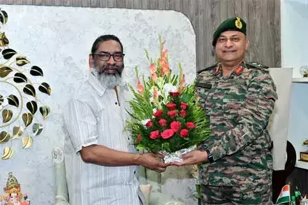 Ranchi : सेना के अफसरों ने डूरंड कप फुटबॉल प्रतियोगिता के लिए सीएम को आमंत्रित किया