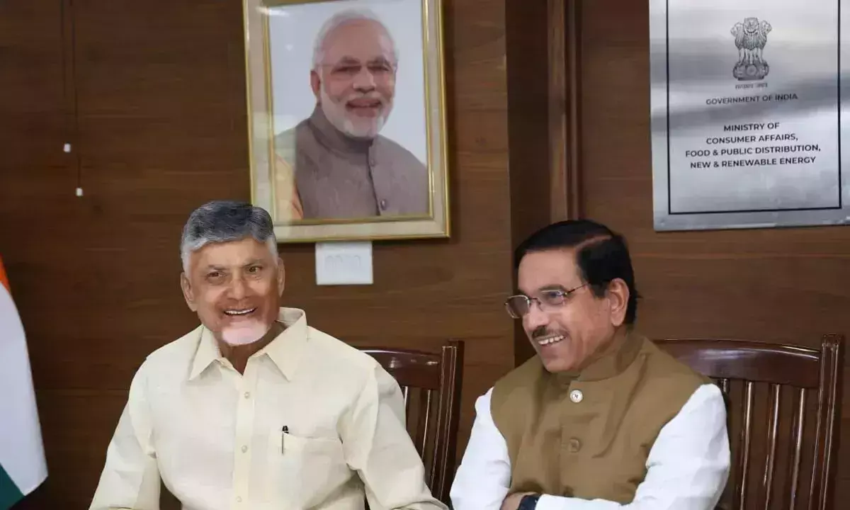 Andhra: सीएम नायडू ने केंद्रीय मंत्री प्रह्लाद जोशी से मुलाकात की Andhra: सीएम नायडू ने केंद्रीय मंत्री प्रह्लाद जोशी से मुलाकात की
