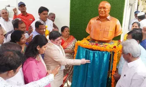 Karimnagar में लोक सत्ता श्रीनिवास की प्रतिमा का अनावरण किया गया