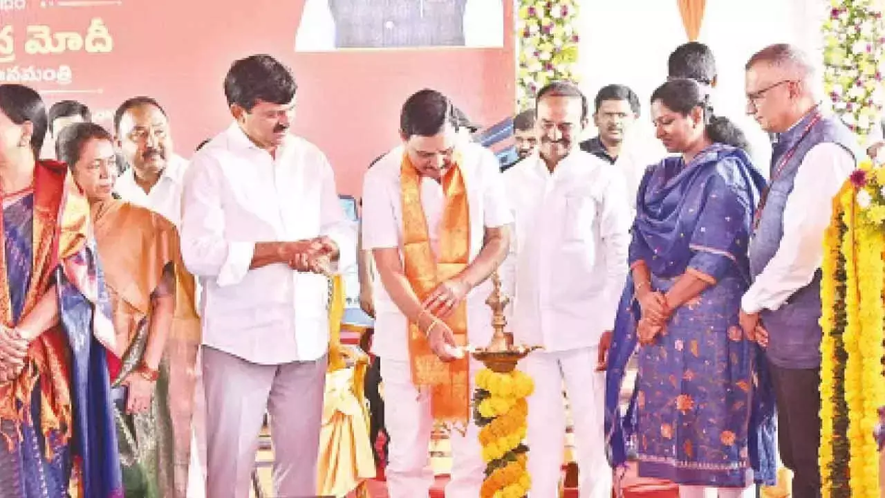 Telangana: उन्नत वारंगल रेलवे स्टेशन पर काकतीय कला का प्रदर्शन: काव्या Telangana: उन्नत वारंगल रेलवे स्टेशन पर काकतीय कला का प्रदर्शन: काव्या