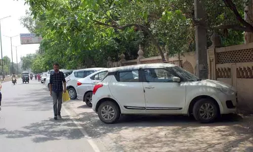 Amritsar: फुटपाथ पर दुकानदारों के कब्जे से यात्रियों को हो रही असुविधा