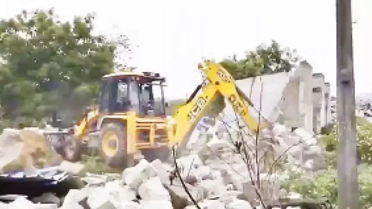 Telangana: हाइड्रा ने कब्रिस्तान से अवैध निर्माणों को हटाया Telangana: हाइड्रा ने कब्रिस्तान से अवैध निर्माणों को हटाया