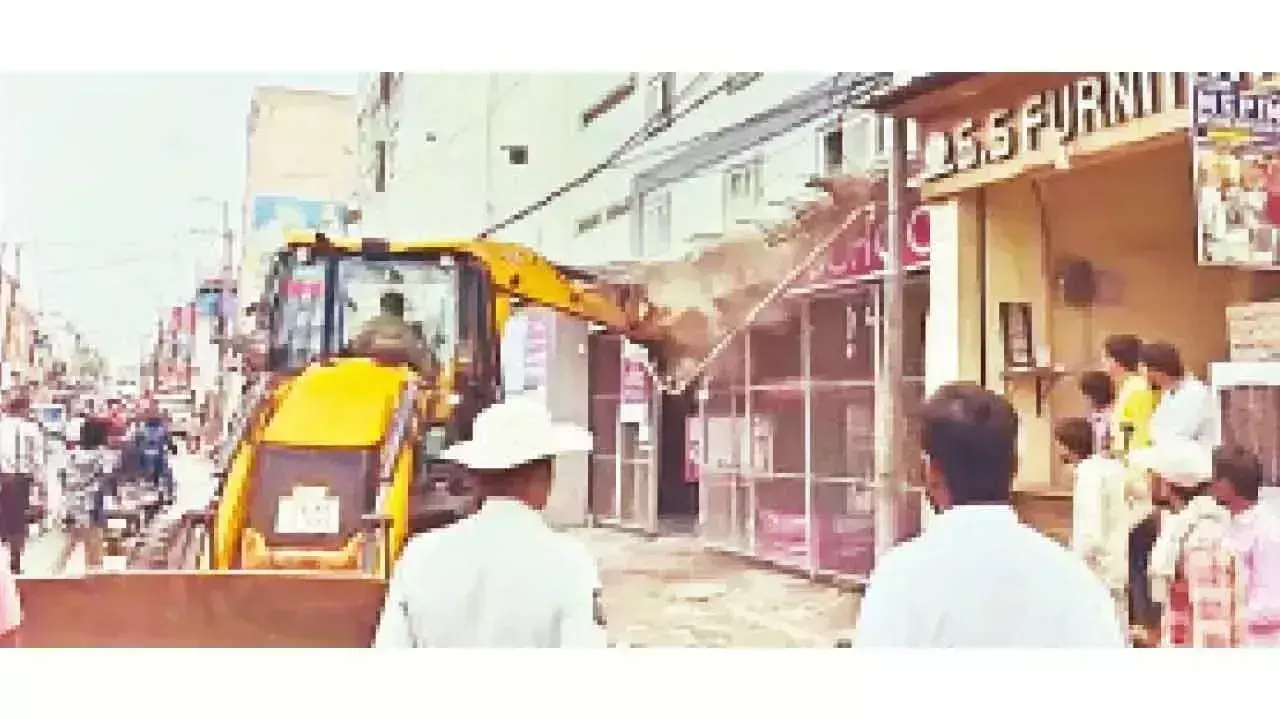 GHMC ने आसिफनगर-झिर्रा रोड पर अतिक्रमण ढहाया