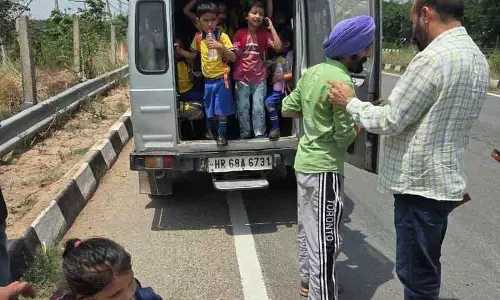 Barwala में 14 की क्षमता वाले वाहन में 35 बच्चे ठूंस दिए गए Barwala में 14 की क्षमता वाले वाहन में 35 बच्चे ठूंस दिए गए