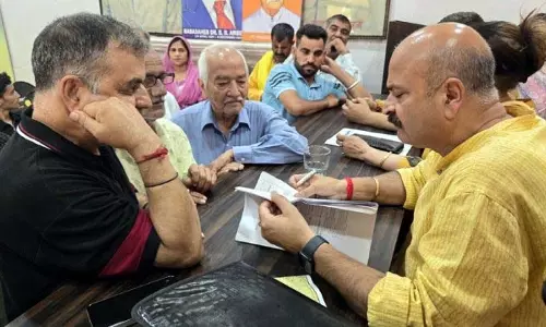 Jammu: युद्धवीर ने जन शिकायत निवारण शिविर लगाया Jammu: युद्धवीर ने जन शिकायत निवारण शिविर लगाया