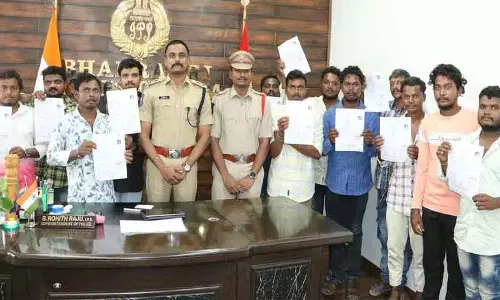 पुलिस ने Kothagudem में आदिवासी युवाओं को ड्राइविंग लाइसेंस प्रदान किए