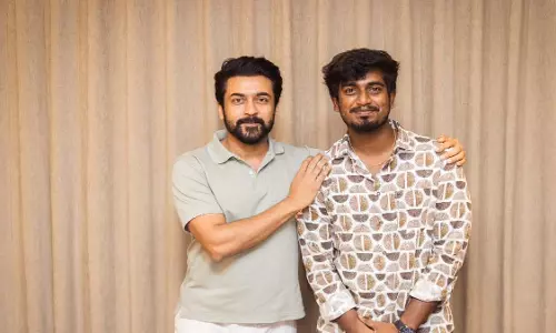 Suriya ने पर्यटक परिवार के निदेशक अबिशन जीविंथ से मुलाकात की Suriya ने पर्यटक परिवार के निदेशक अबिशन जीविंथ से मुलाकात की