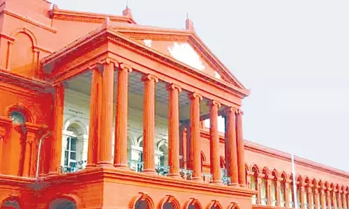 Karnataka HC ने व्यक्तिगत रूप से पक्षकारों के मामले में पैरवी करने में असमर्थ होने पर नाराजगी जताई Karnataka HC ने व्यक्तिगत रूप से पक्षकारों के मामले में पैरवी करने में असमर्थ होने पर नाराजगी जताई