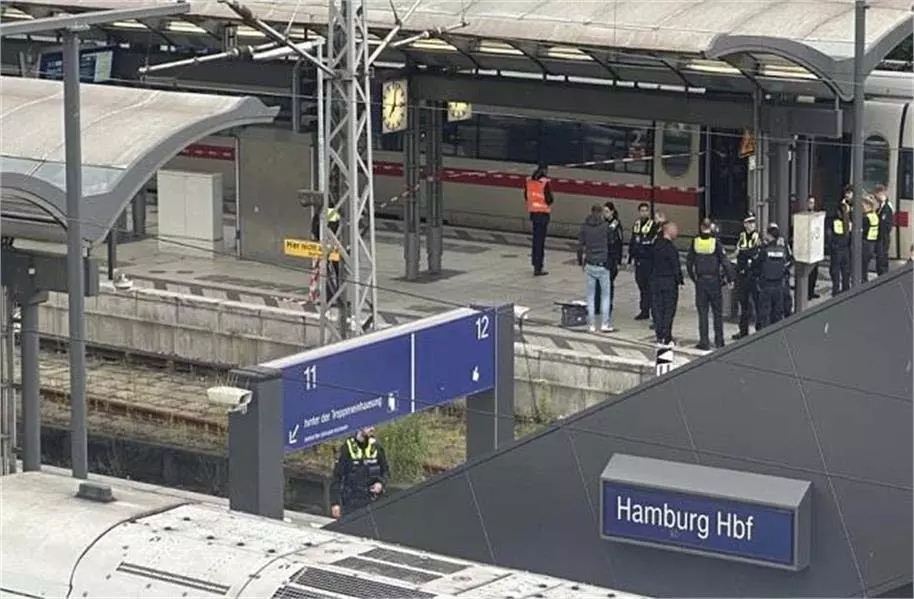 Germany: हैम्बर्ग रेलवे स्टेशन पर चाकू से किए गए हमले में 12 लोग घायल,हमलावर गिरफ्तार Germany: हैम्बर्ग रेलवे स्टेशन पर चाकू से किए गए हमले में 12 लोग घायल,हमलावर गिरफ्तार