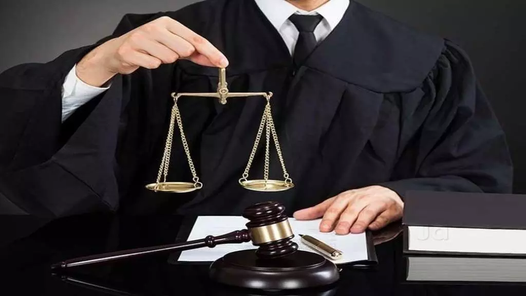 रिश्वतखोर जज के खिलाफ सिर्फ ट्रांसफर की कार्रवाई रिश्वतखोर जज के खिलाफ सिर्फ ट्रांसफर की कार्रवाई