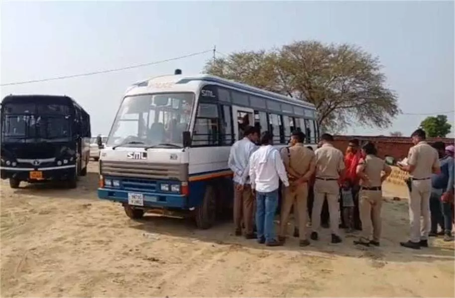 Haryana : ईंट भट्ठों पर पुलिस की छापेमारी, मौके से 60 गिरफ्तार Haryana : ईंट भट्ठों पर पुलिस की छापेमारी, मौके से 60 गिरफ्तार