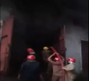 आग लगने के बाद फैक्ट्री में हुआ विस्फोट, इमारत क्षतिग्रस्त आग लगने के बाद फैक्ट्री में हुआ विस्फोट, इमारत क्षतिग्रस्त