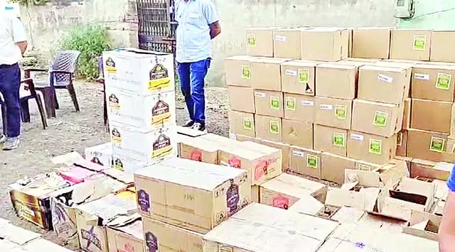 Ludhiana: 422 बोतल शराब के साथ दुकान के दो कर्मचारी गिरफ्तार Ludhiana: 422 बोतल शराब के साथ दुकान के दो कर्मचारी गिरफ्तार