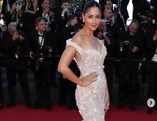 Cannes: रेड कार्पेट में छाई आलिया भट्ट, अभिनेत्री ने शिआपरेली ऑफ-शोल्डर गाउन पहनी Cannes: रेड कार्पेट में छाई आलिया भट्ट, अभिनेत्री ने शिआपरेली ऑफ-शोल्डर गाउन पहनी