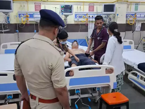 पत्रकार के घर के सामने शराब पी रहे थे बदमाश, विरोध करने पर किया जानलेवा हमला पत्रकार के घर के सामने शराब पी रहे थे बदमाश, विरोध करने पर किया जानलेवा हमला