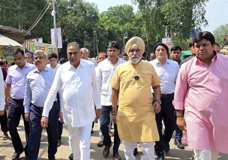 महापौर, दक्षिण दिल्ली के सांसद ने तुगलकाबाद गांव का दौरा किया महापौर, दक्षिण दिल्ली के सांसद ने तुगलकाबाद गांव का दौरा किया