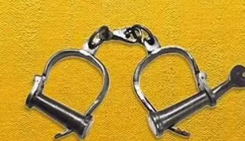 Tamil Nadu : युवती की अश्लील फोटो बनाकर धमकाने वाला युवक गिरफ्तार Tamil Nadu : युवती की अश्लील फोटो बनाकर धमकाने वाला युवक गिरफ्तार