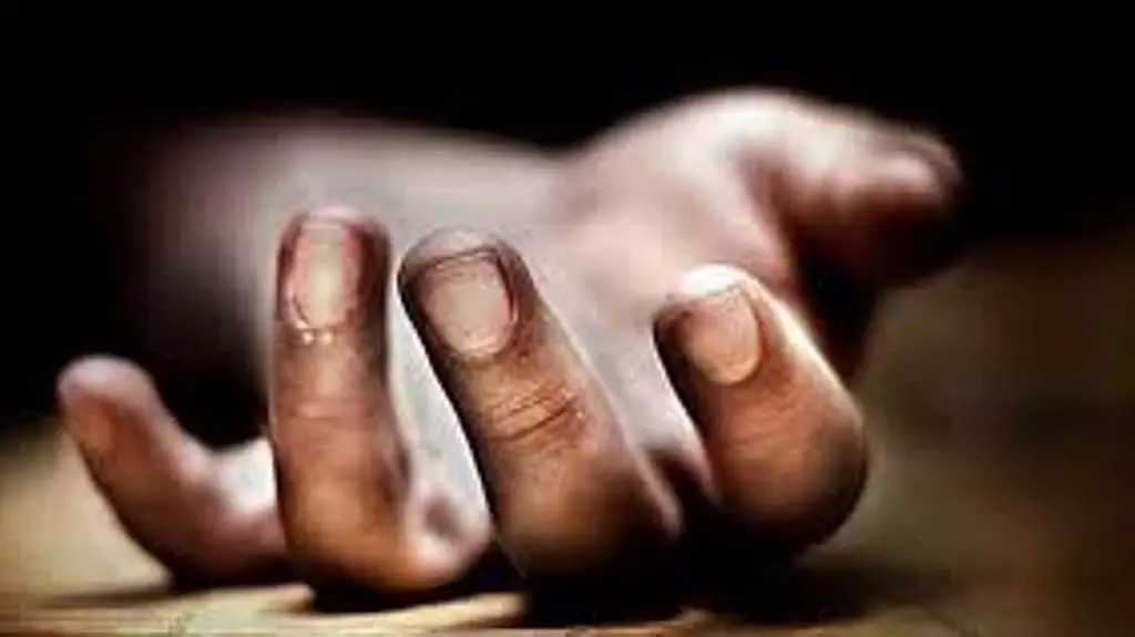 Tamil Nadu : सॉफ्टवेयर इंजीनियर ने शॉपिंग मॉल की मंजिल से कूदकर आत्महत्या कर ली Tamil Nadu : सॉफ्टवेयर इंजीनियर ने शॉपिंग मॉल की मंजिल से कूदकर आत्महत्या कर ली