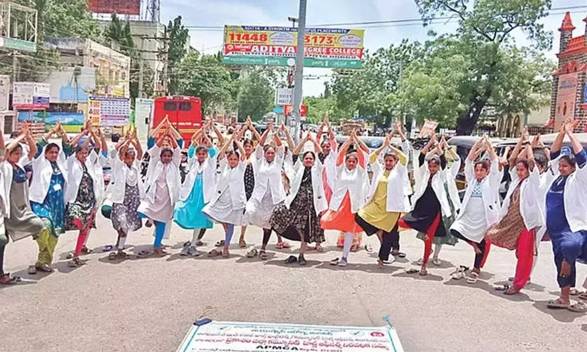 Andhra: सामुदायिक स्वास्थ्य अधिकारियों ने अनोखा विरोध प्रदर्शन किया Andhra: सामुदायिक स्वास्थ्य अधिकारियों ने अनोखा विरोध प्रदर्शन किया