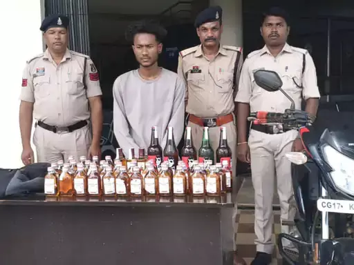 बैग की तलाशी में मिला 48 बोतलें शराब, युवक की हुई गिरफ्तारी बैग की तलाशी में मिला 48 बोतलें शराब, युवक की हुई गिरफ्तारी