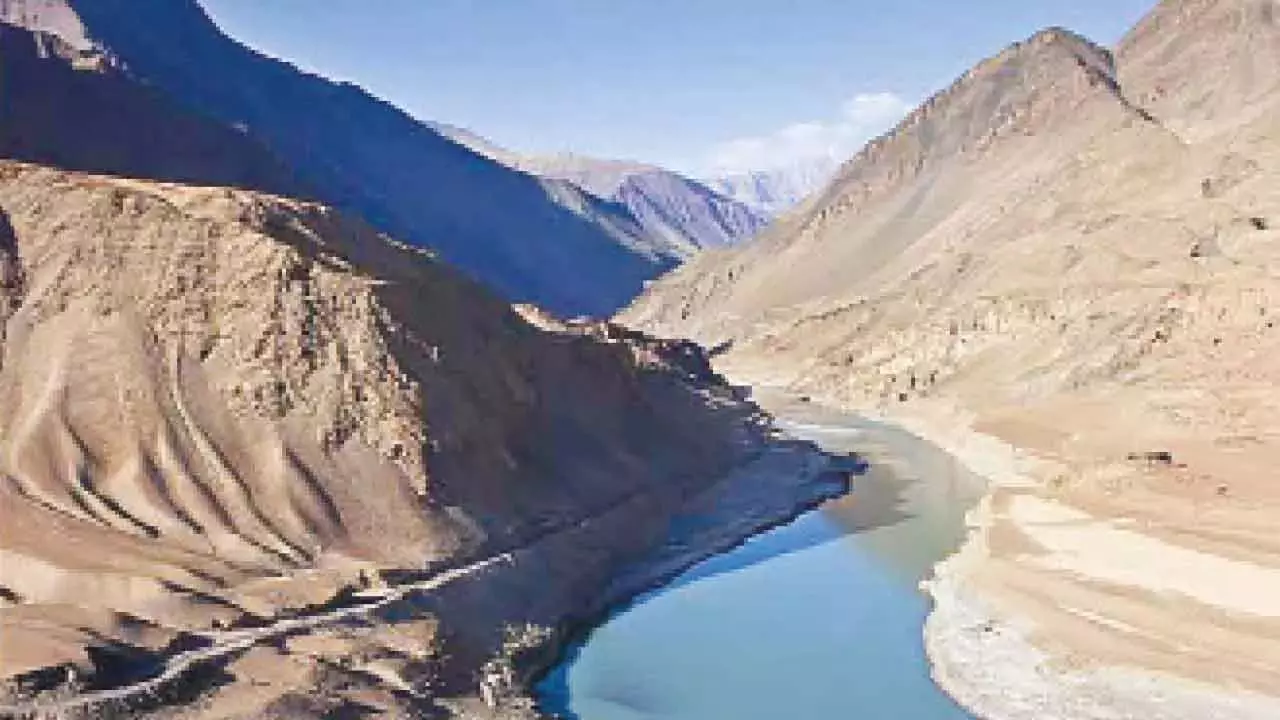 हमारे ऊपर मंडरा रहे जल बम को निष्क्रिय करना होगा: पाक सीनेटर हमारे ऊपर मंडरा रहे जल बम को निष्क्रिय करना होगा: पाक सीनेटर