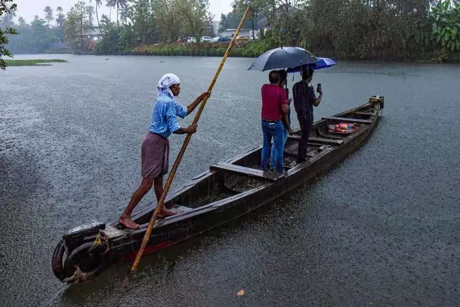 Kerala में भारी बारिश से जनजीवन अस्त-व्यस्त Kerala में भारी बारिश से जनजीवन अस्त-व्यस्त