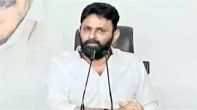 आंध्र पुलिस ने YSRCP नेता कोडाली नानी के खिलाफ लुकआउट सर्कुलर जारी किया आंध्र पुलिस ने YSRCP नेता कोडाली नानी के खिलाफ लुकआउट सर्कुलर जारी किया