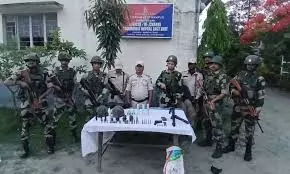 Manipur: इंफाल पूर्व में असामाजिक शिविर का भंडाफोड़, हथियार जब्त Manipur: इंफाल पूर्व में असामाजिक शिविर का भंडाफोड़, हथियार जब्त