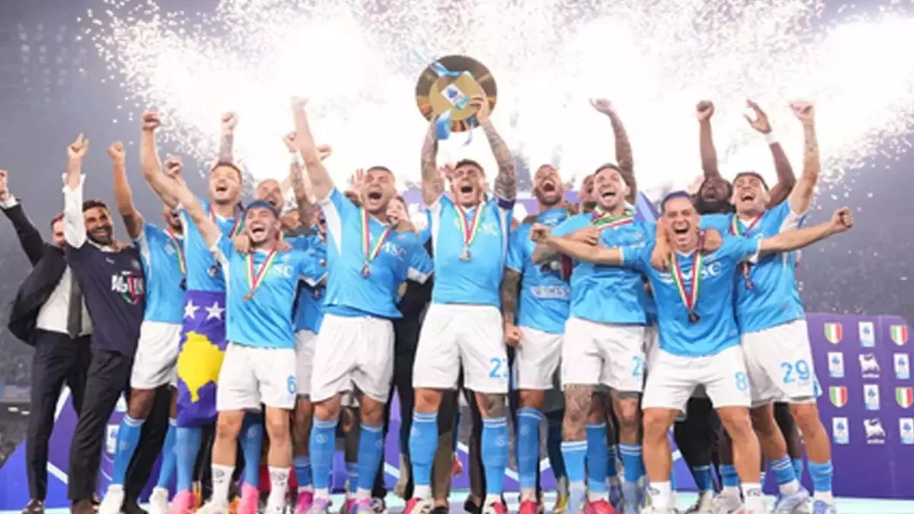 Napoli ने इंटर पर एक अंक के साथ चौथा सीरी ए खिताब जीता Napoli ने इंटर पर एक अंक के साथ चौथा सीरी ए खिताब जीता