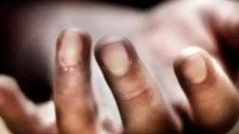 Guntakal में रेलवे वेटिंग रूम में मलबा गिरने से 8 वर्षीय लड़के की मौत Guntakal में रेलवे वेटिंग रूम में मलबा गिरने से 8 वर्षीय लड़के की मौत