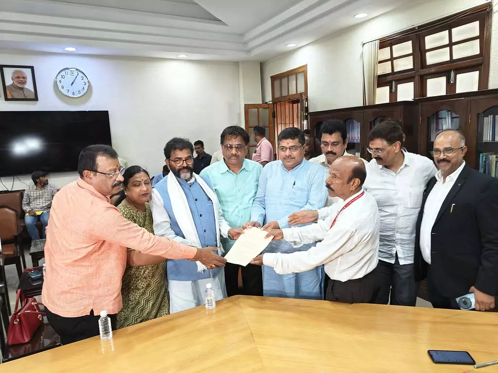 हमले का प्रयास: धोखेबाज नारायणस्वामी ने स्पीकर के खिलाफ शिकायत दर्ज कराई हमले का प्रयास: धोखेबाज नारायणस्वामी ने स्पीकर के खिलाफ शिकायत दर्ज कराई