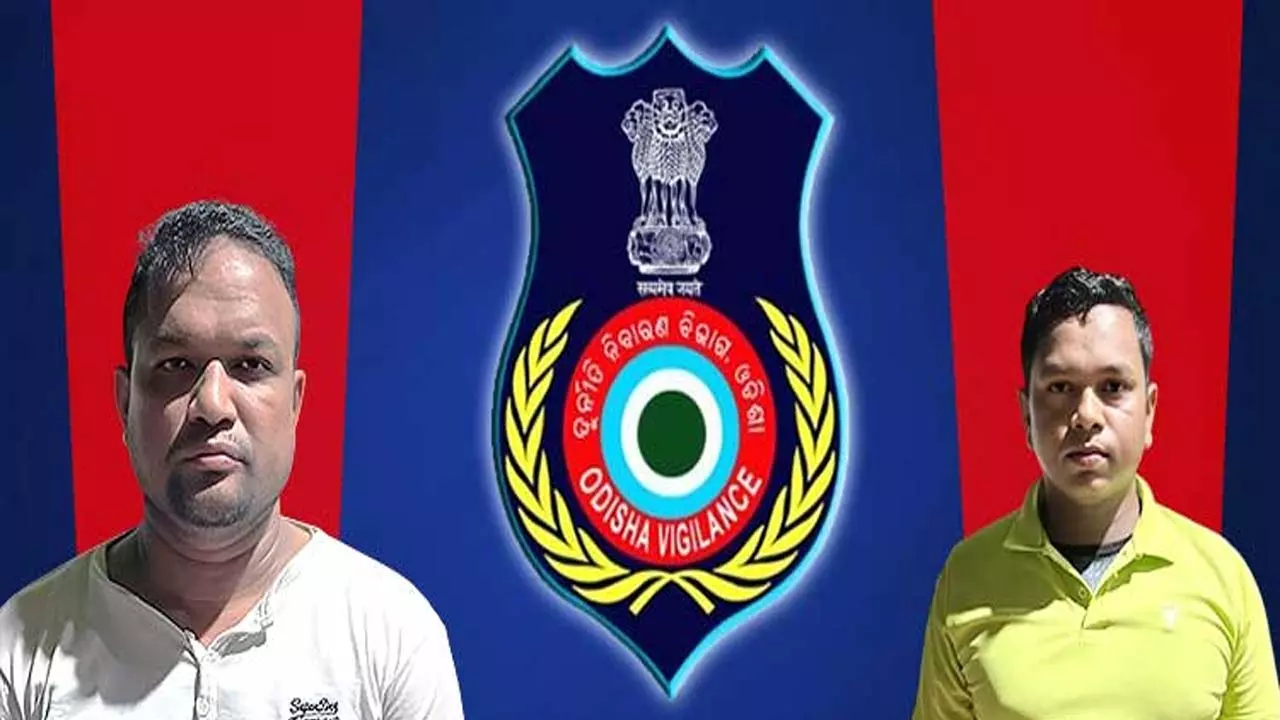 Vigilance ने ₹10K रिश्वत लेते हुए ASI और होमगार्ड को पकड़ा Vigilance ने ₹10K रिश्वत लेते हुए ASI और होमगार्ड को पकड़ा