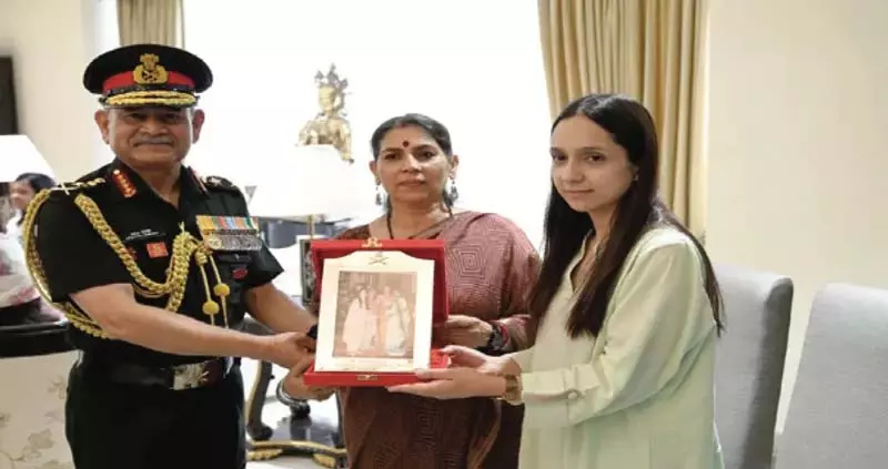 सेना प्रमुख ने डीएसपी हिमायूं भट समेत 9 जांबाजों को ‘बलिदान बैज’ व ‘सम्मान प्रमाण पत्र’ दिया सेना प्रमुख ने डीएसपी हिमायूं भट समेत 9 जांबाजों को ‘बलिदान बैज’ व ‘सम्मान प्रमाण पत्र’ दिया
