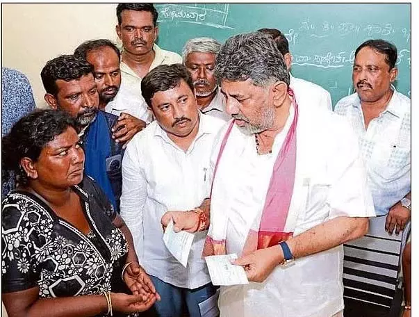 लड़की का शव मिलने का मामला : जातिगत अत्याचार के तहत मुआवजा देने वाला विभाग लड़की का शव मिलने का मामला : जातिगत अत्याचार के तहत मुआवजा देने वाला विभाग
