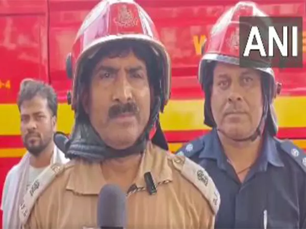 Delhi: बवाना औद्योगिक क्षेत्र में भीषण आग लगने के बाद इमारत ढह गई Delhi: बवाना औद्योगिक क्षेत्र में भीषण आग लगने के बाद इमारत ढह गई
