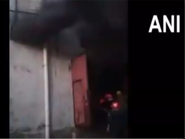 Delhi: DSIDC इलाके में फैक्ट्री में लगी आग, कोई हताहत नहीं Delhi: DSIDC इलाके में फैक्ट्री में लगी आग, कोई हताहत नहीं