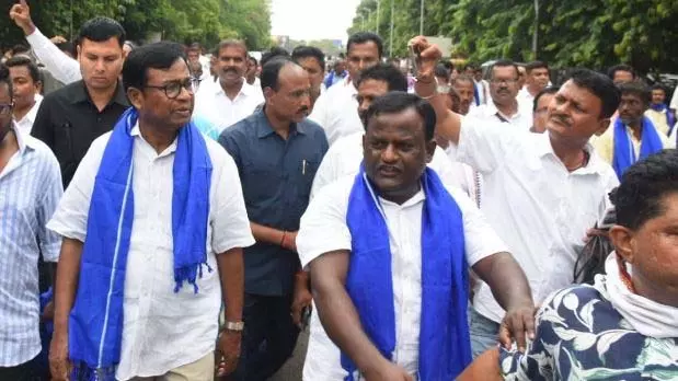 कांग्रेस ने ओडिशा सीएम के घर के पास 24 घंटे का धरना समाप्त किया, SEBC कोटा बढ़ाने का संकल्प लिया कांग्रेस ने ओडिशा सीएम के घर के पास 24 घंटे का धरना समाप्त किया, SEBC कोटा बढ़ाने का संकल्प लिया