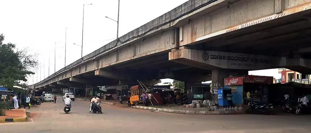 Kushtagi : हाईवे के किनारे अवैध शराब की दुकानें Kushtagi : हाईवे के किनारे अवैध शराब की दुकानें