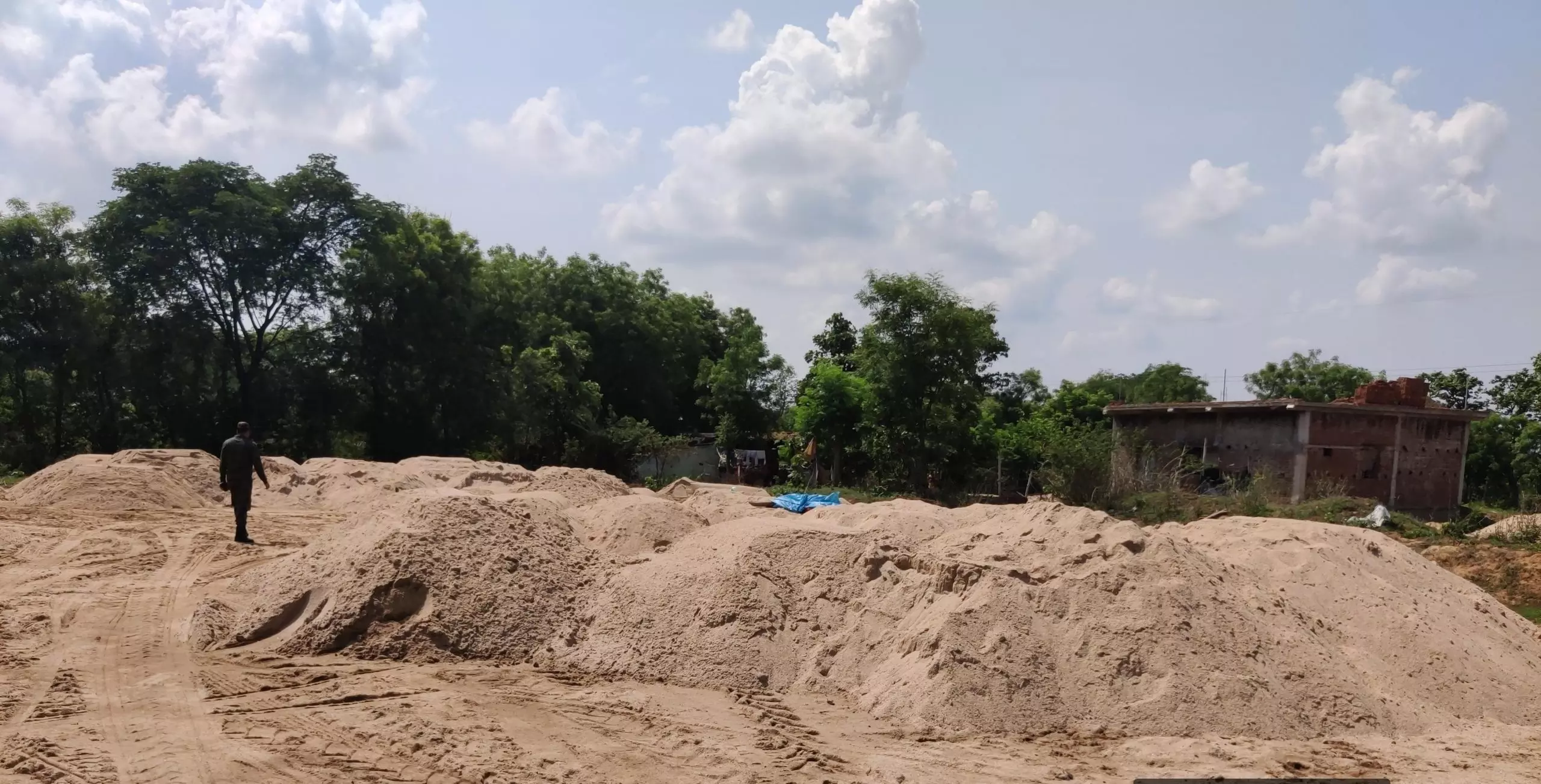Saraikela: तिरुलडीह में 30 हजार घनफीट अवैध बालू जब्त Saraikela: तिरुलडीह में 30 हजार घनफीट अवैध बालू जब्त