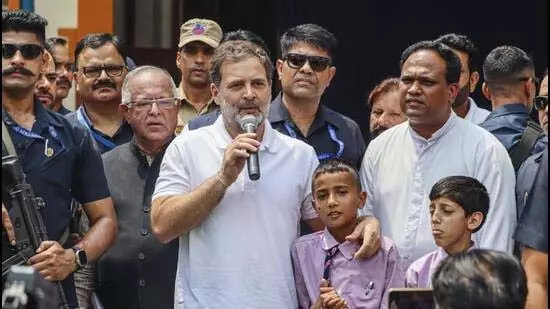J&K: राहुल गांधी ने पुंछ में पाकिस्तानी गोलाबारी पीड़ितों से मुलाकात की J&K: राहुल गांधी ने पुंछ में पाकिस्तानी गोलाबारी पीड़ितों से मुलाकात की