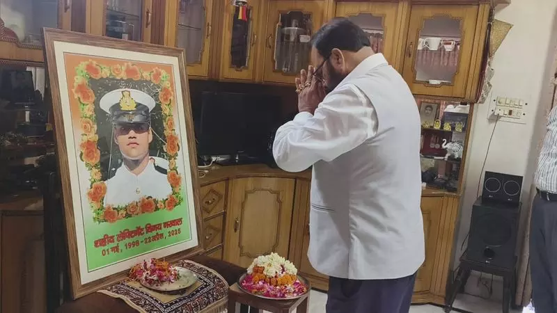 Assam के मंत्री ने लेफ्टिनेंट नरवाल के परिवार से मुलाकात की Assam के मंत्री ने लेफ्टिनेंट नरवाल के परिवार से मुलाकात की