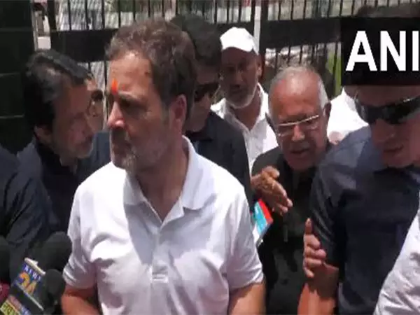Rahul Gandhi ने पाक गोलाबारी से प्रभावित पुंछ का दौरा किया Rahul Gandhi ने पाक गोलाबारी से प्रभावित पुंछ का दौरा किया