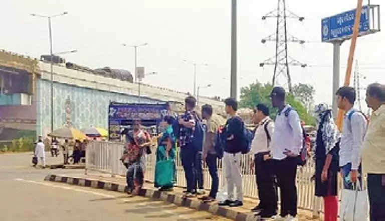 Odisha के जगतपुर में बस स्टॉप न होने से लोगों को परेशानियों का सामना करना पड़ा Odisha के जगतपुर में बस स्टॉप न होने से लोगों को परेशानियों का सामना करना पड़ा